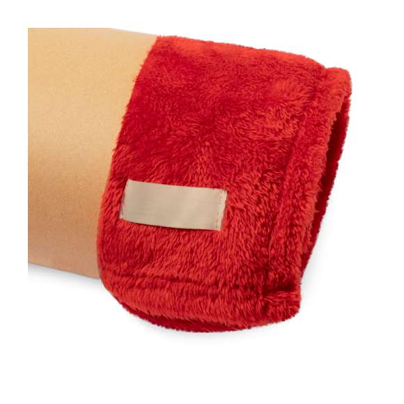 Manta de 130x160cm de suave tacto fabricada en coral fleece anti-pilling de 260g/m2. Incluye parche cosido en tela de poliéster para marcaje. Disponible en variada gama de colores. Presentación individual en funda de cartón reciclado para fácil impresión.