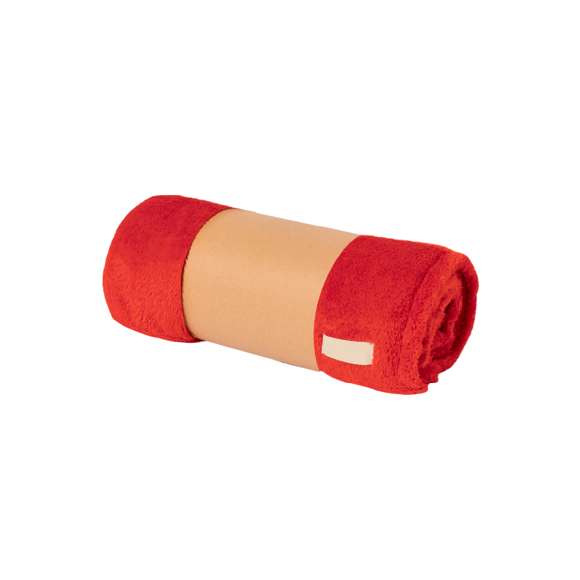 Manta de 130x160cm de suave tacto fabricada en coral fleece anti-pilling de 260g/m2. Incluye parche cosido en tela de poliéster para marcaje. Disponible en variada gama de colores. Presentación individual en funda de cartón reciclado para fácil impresión.