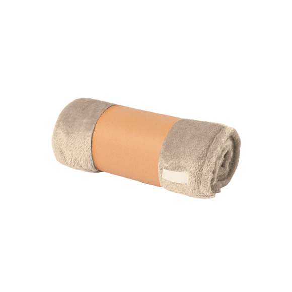 Manta de 130x160cm de suave tacto fabricada en coral fleece anti-pilling de 260g/m2. Incluye parche cosido en tela de poliéster para marcaje. Disponible en variada gama de colores. Presentación individual en funda de cartón reciclado para fácil impresión.