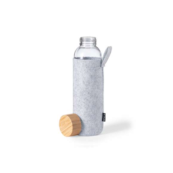 Bidón de 500 ml de capacidad. Fabricado en resistente cristal y con tapón a rosca de bambú. Incluye funda de suave fieltro RPET con práctica asa de transporte. Libre de BPA. Con etiqueta distintiva RPET. Presentado en caja individual de diseño eco.El fieltro RPET reciclado es fruto de la combinación del proceso de reciclaje de materiales plásticos junto a la técnica milenaria de fabricación del fieltro, dando como resultado un material de eco-tendencia que, además de ser de origen reciclado, también se convierte en reciclable.