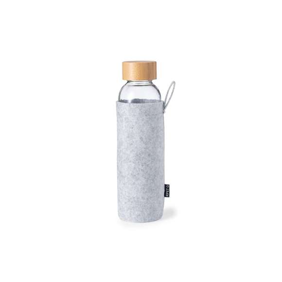 Bidón de 500 ml de capacidad. Fabricado en resistente cristal y con tapón a rosca de bambú. Incluye funda de suave fieltro RPET con práctica asa de transporte. Libre de BPA. Con etiqueta distintiva RPET. Presentado en caja individual de diseño eco.El fieltro RPET reciclado es fruto de la combinación del proceso de reciclaje de materiales plásticos junto a la técnica milenaria de fabricación del fieltro, dando como resultado un material de eco-tendencia que, además de ser de origen reciclado, también se convierte en reciclable.
