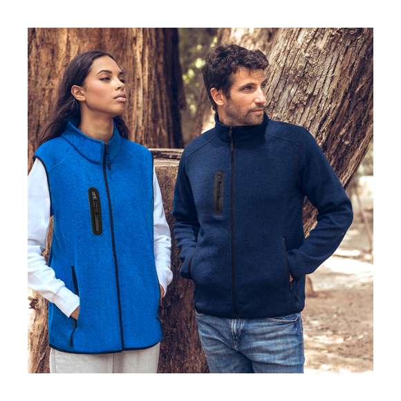 Chaleco de elegante diseño bitono en cálido y suave polar fleece de 280g/m2, con tratamiento anti-pilling, disponible en distintos colores. Cremallera central, bolsillos laterales y práctico bolsillo en el pecho, con cierres reforzados y tiradores en color negro. Con costuras laterales de aspecto moderno que aseguran un ajuste perfecto. Disponible en tallas XS, S, M, L, XL, XXL.