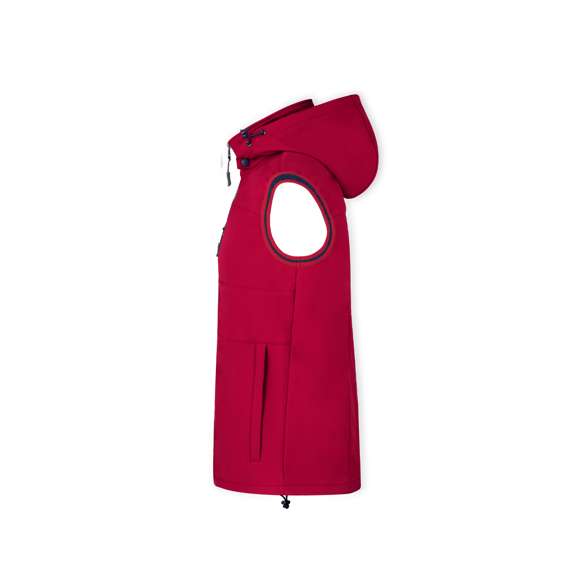 Chaleco de resistente y transpirable material soft shell de 300g/m2. De corte moderno, con cremallera central, bolsillos laterales y práctico bolsillo en pecho con cierres de cremallera y tiradores en contraste. Cuello elevado con capucha ajustable y desmontable. Dobladillo inferior con cordón ajustable. Exterior en soft shell resistente al viento y al agua, e interior de cálido micropolar en color contraste. Disponible en tallas XS, S, M, L, XL, XXL.