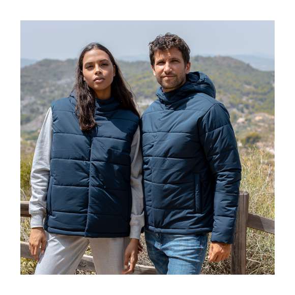 Chaqueta tipo parka, con capucha, en cálido y suave material 100% poliéster. En material ligero, resistente al viento y al agua. Diseño de elegante construcción horizontal y acolchado, con capucha fija integrada. Doble cierre frontal de cremallera y corchetes. Bolsillos laterales con tiradores a juego y cordón ajustable en dobladillo. Disponible en tallas XS, S, M, L, XL, XXL.