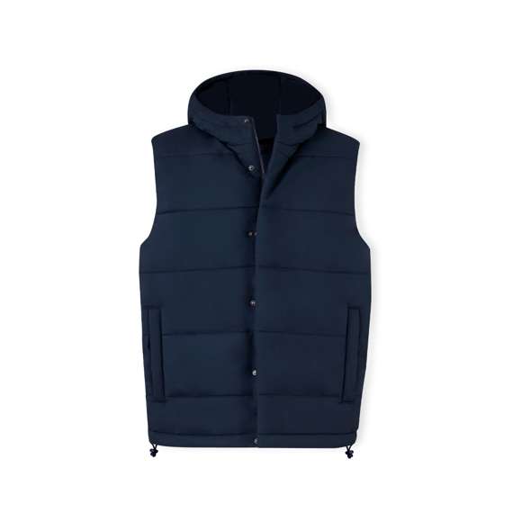Chaleco con capucha, en cálido y suave material 100% poliéster. En material ligero, resistente al viento y al agua. Diseño de elegante construcción horizontal y acolchado, con capucha fija integrada. Doble cierre frontal de cremallera y corchetes. Bolsillos laterales con tiradores a juego y cordón ajustable en dobladillo. Disponible en tallas XS, S, M, L, XL, XXL.