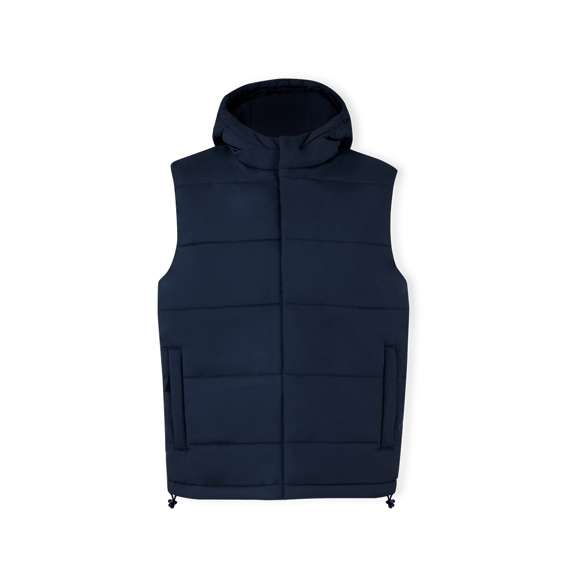 Chaleco con capucha, en cálido y suave material 100% poliéster. En material ligero, resistente al viento y al agua. Diseño de elegante construcción horizontal y acolchado, con capucha fija integrada. Doble cierre frontal de cremallera y corchetes. Bolsillos laterales con tiradores a juego y cordón ajustable en dobladillo. Disponible en tallas XS, S, M, L, XL, XXL.