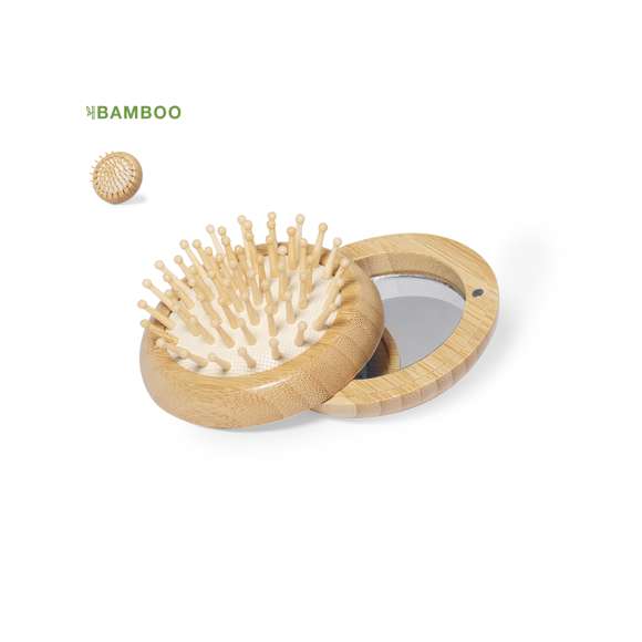 Original cepillo con espejo fabricado en bambú natural. Su unión mediante imanes y su compacto tamaño lo convierten en un perfecto accesorio para el día a día. Presentado en caja individual de diseño kraft. Materiales como el bambú fomentan la utilización de materias primas naturales reduciendo las emisiones contaminantes. Además, el bambú proviene de una planta de gran resistencia y versatilidad, con crecimiento y regeneración rápida, siendo una excelente alternativa al uso de madera tradicional.