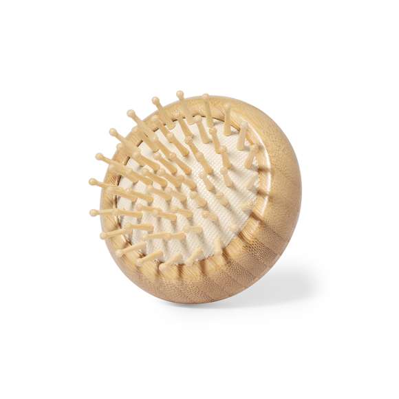 Original cepillo con espejo fabricado en bambú natural. Su unión mediante imanes y su compacto tamaño lo convierten en un perfecto accesorio para el día a día. Presentado en caja individual de diseño kraft. Materiales como el bambú fomentan la utilización de materias primas naturales reduciendo las emisiones contaminantes. Además, el bambú proviene de una planta de gran resistencia y versatilidad, con crecimiento y regeneración rápida, siendo una excelente alternativa al uso de madera tradicional.