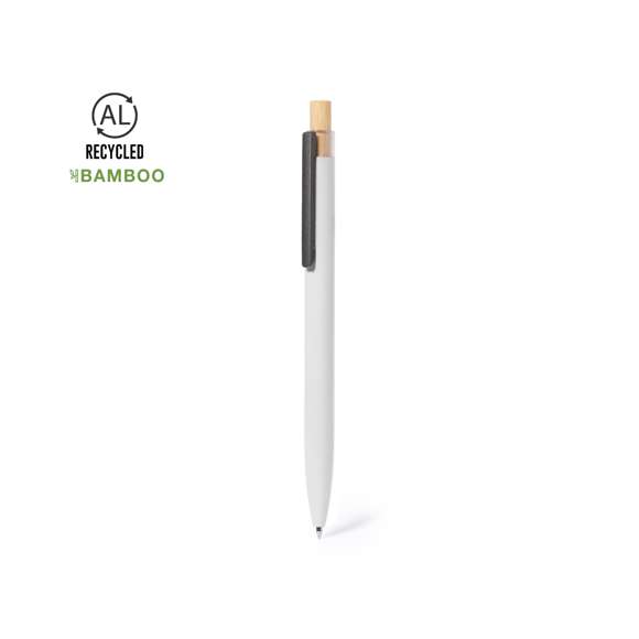 Bolígrafo de mecanismo pulsador fabricado en aluminio reciclado. Pulsador en bambú y cuerpo acabado goma, disponible en variada gama de elegantes colores. Clip metálico y distintivo aluminio reciclado en la parte superior del bolígrafo. De cartucho jumbo y en tinta azul. Presentado en bolsa individual reciclada.El aluminio reciclado es un material con posibilidades de reciclaje casi infinitas, sin perder sus propiedades originales y consumiendo menos energía en este proceso.Certificación GRS (Global Recycled Standard / Estándar de Reciclaje Global), que garantiza el origen reciclado del material usado para fabricar el producto.