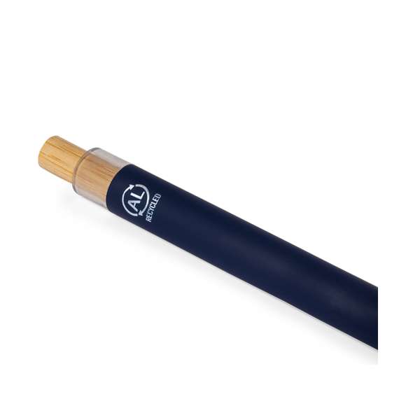 Bolígrafo de mecanismo pulsador fabricado en aluminio reciclado. Pulsador en bambú y cuerpo acabado goma, disponible en variada gama de elegantes colores. Clip metálico y distintivo aluminio reciclado en la parte superior del bolígrafo. De cartucho jumbo y en tinta azul. Presentado en bolsa individual reciclada.El aluminio reciclado es un material con posibilidades de reciclaje casi infinitas, sin perder sus propiedades originales y consumiendo menos energía en este proceso.Certificación GRS (Global Recycled Standard / Estándar de Reciclaje Global), que garantiza el origen reciclado del material usado para fabricar el producto.