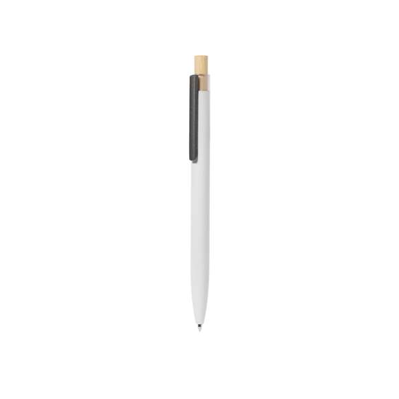 Bolígrafo de mecanismo pulsador fabricado en aluminio reciclado. Pulsador en bambú y cuerpo acabado goma, disponible en variada gama de elegantes colores. Clip metálico y distintivo aluminio reciclado en la parte superior del bolígrafo. De cartucho jumbo y en tinta azul. Presentado en bolsa individual reciclada.El aluminio reciclado es un material con posibilidades de reciclaje casi infinitas, sin perder sus propiedades originales y consumiendo menos energía en este proceso.Certificación GRS (Global Recycled Standard / Estándar de Reciclaje Global), que garantiza el origen reciclado del material usado para fabricar el producto.