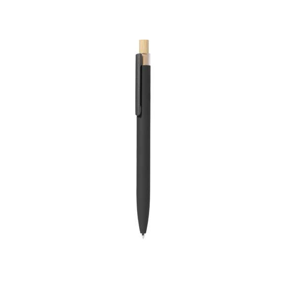 Bolígrafo de mecanismo pulsador fabricado en aluminio reciclado. Pulsador en bambú y cuerpo acabado goma, disponible en variada gama de elegantes colores. Clip metálico y distintivo aluminio reciclado en la parte superior del bolígrafo. De cartucho jumbo y en tinta azul. Presentado en bolsa individual reciclada.El aluminio reciclado es un material con posibilidades de reciclaje casi infinitas, sin perder sus propiedades originales y consumiendo menos energía en este proceso.Certificación GRS (Global Recycled Standard / Estándar de Reciclaje Global), que garantiza el origen reciclado del material usado para fabricar el producto.