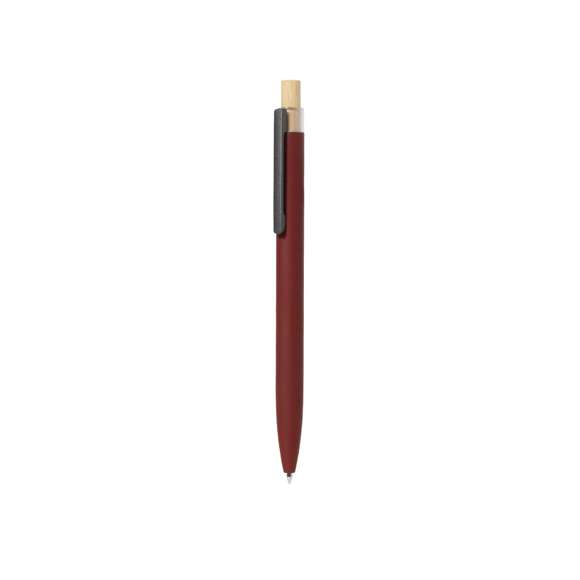 Bolígrafo de mecanismo pulsador fabricado en aluminio reciclado. Pulsador en bambú y cuerpo acabado goma, disponible en variada gama de elegantes colores. Clip metálico y distintivo aluminio reciclado en la parte superior del bolígrafo. De cartucho jumbo y en tinta azul. Presentado en bolsa individual reciclada.El aluminio reciclado es un material con posibilidades de reciclaje casi infinitas, sin perder sus propiedades originales y consumiendo menos energía en este proceso.Certificación GRS (Global Recycled Standard / Estándar de Reciclaje Global), que garantiza el origen reciclado del material usado para fabricar el producto.