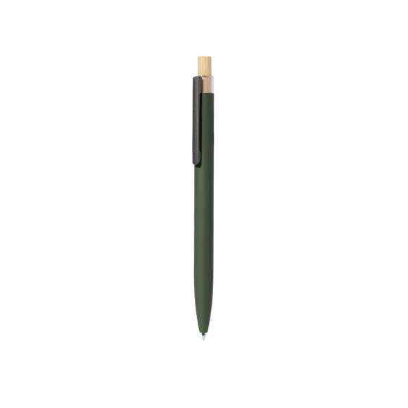Bolígrafo de mecanismo pulsador fabricado en aluminio reciclado. Pulsador en bambú y cuerpo acabado goma, disponible en variada gama de elegantes colores. Clip metálico y distintivo aluminio reciclado en la parte superior del bolígrafo. De cartucho jumbo y en tinta azul. Presentado en bolsa individual reciclada.El aluminio reciclado es un material con posibilidades de reciclaje casi infinitas, sin perder sus propiedades originales y consumiendo menos energía en este proceso.Certificación GRS (Global Recycled Standard / Estándar de Reciclaje Global), que garantiza el origen reciclado del material usado para fabricar el producto.