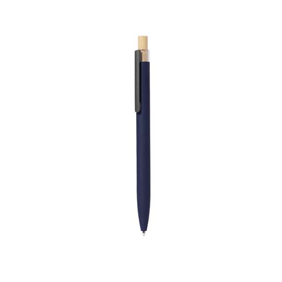 Bolígrafo de mecanismo pulsador fabricado en aluminio reciclado. Pulsador en bambú y cuerpo acabado goma, disponible en variada gama de elegantes colores. Clip metálico y distintivo aluminio reciclado en la parte superior del bolígrafo. De cartucho jumbo y en tinta azul. Presentado en bolsa individual reciclada.El aluminio reciclado es un material con posibilidades de reciclaje casi infinitas, sin perder sus propiedades originales y consumiendo menos energía en este proceso.Certificación GRS (Global Recycled Standard / Estándar de Reciclaje Global), que garantiza el origen reciclado del material usado para fabricar el producto.