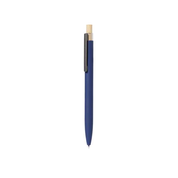 Bolígrafo de mecanismo pulsador fabricado en aluminio reciclado. Pulsador en bambú y cuerpo acabado goma, disponible en variada gama de elegantes colores. Clip metálico y distintivo aluminio reciclado en la parte superior del bolígrafo. De cartucho jumbo y en tinta azul. Presentado en bolsa individual reciclada.El aluminio reciclado es un material con posibilidades de reciclaje casi infinitas, sin perder sus propiedades originales y consumiendo menos energía en este proceso.Certificación GRS (Global Recycled Standard / Estándar de Reciclaje Global), que garantiza el origen reciclado del material usado para fabricar el producto.