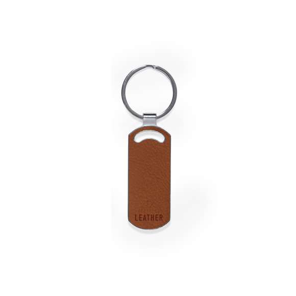 Llavero fabricado en cuero reciclado. En tono marrón, incluye distintivo cuero reciclado en una cara, con lado opuesto liso para impresión y anilla metálica cromada. Disponible en cuatro diseños:A: CasaB: CocheC: CírculoD: RectánguloPresentado en bolsa individual reciclada de cartón kraft.El cuero reciclado rescata las fibras desechadas en los procesos de fabricación del cuero, minimizando el desperdicio de material, contribuyendo a reducir el impacto ambiental y manteniendo a la vez sus propiedades originales.