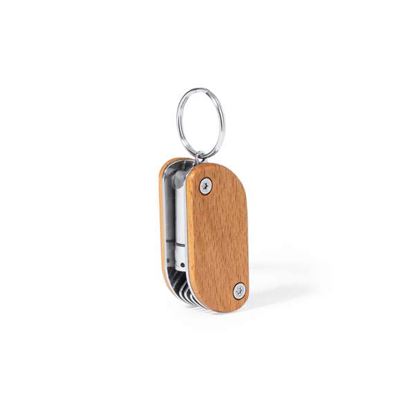 Práctico llavero multiherramienta fabricado en resistente acero inox y madera. Con 9 funciones: destornillador, abrebotellas, cuchillo, abrelatas, lima, distintas llaves y linterna de un led. Alimentación a pilas (3 pilas de botón incluidas) y presentado en caja individual de diseño kraft.