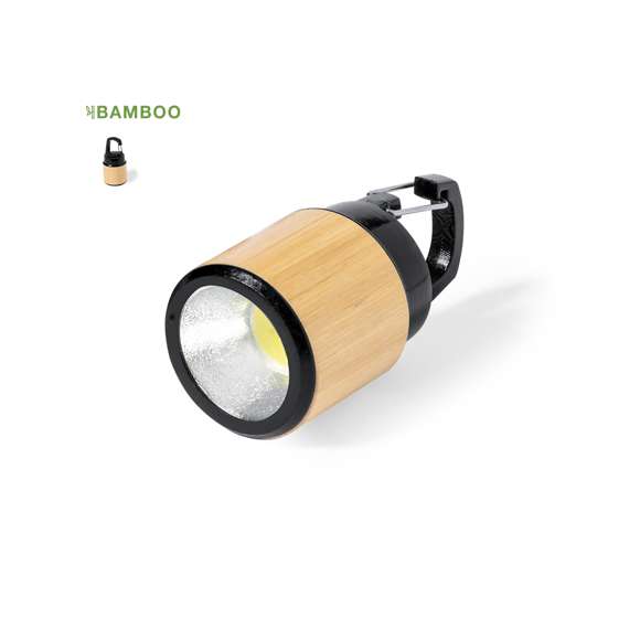 Linterna fabricada en bambú con mosquetón de transporte en resistente ABS negro. 3 LEDs, sistema de encendido de botón y alimentación a pilas (de botón incluidas). Presentada en caja individual de diseño kraft.Materiales como el bambú fomentan la utilización de materias primas naturales reduciendo las emisiones contaminantes. Además, el bambú proviene de una planta de gran resistencia y versatilidad, con crecimiento y regeneración rápida, siendo una excelente alternativa al uso de madera tradicional.