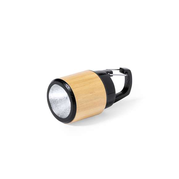 Linterna fabricada en bambú con mosquetón de transporte en resistente ABS negro. 3 LEDs, sistema de encendido de botón y alimentación a pilas (de botón incluidas). Presentada en caja individual de diseño kraft.Materiales como el bambú fomentan la utilización de materias primas naturales reduciendo las emisiones contaminantes. Además, el bambú proviene de una planta de gran resistencia y versatilidad, con crecimiento y regeneración rápida, siendo una excelente alternativa al uso de madera tradicional.