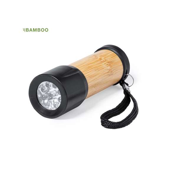 Linterna fabricada en bambú y resistente ABS negro. Con 9 LEDs, correa de sujeción y alimentación a pilas (3xAAA no incluidas). Presentada en caja individual de diseño kraft.Materiales como el bambú fomentan la utilización de materias primas naturales reduciendo las emisiones contaminantes. Además, el bambú proviene de una planta de gran resistencia y versatilidad, con crecimiento y regeneración rápida, siendo una excelente alternativa al uso de madera tradicional.