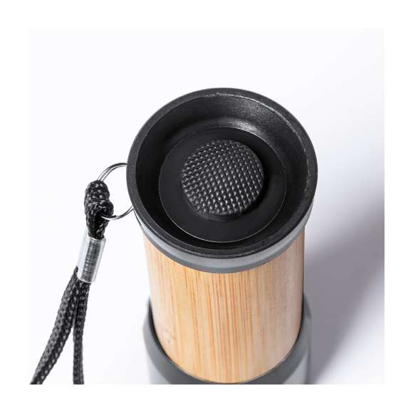 Linterna fabricada en bambú y resistente ABS negro. Con 9 LEDs, correa de sujeción y alimentación a pilas (3xAAA no incluidas). Presentada en caja individual de diseño kraft.Materiales como el bambú fomentan la utilización de materias primas naturales reduciendo las emisiones contaminantes. Además, el bambú proviene de una planta de gran resistencia y versatilidad, con crecimiento y regeneración rápida, siendo una excelente alternativa al uso de madera tradicional.