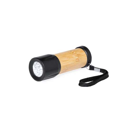 Linterna fabricada en bambú y resistente ABS negro. Con 9 LEDs, correa de sujeción y alimentación a pilas (3xAAA no incluidas). Presentada en caja individual de diseño kraft.Materiales como el bambú fomentan la utilización de materias primas naturales reduciendo las emisiones contaminantes. Además, el bambú proviene de una planta de gran resistencia y versatilidad, con crecimiento y regeneración rápida, siendo una excelente alternativa al uso de madera tradicional.