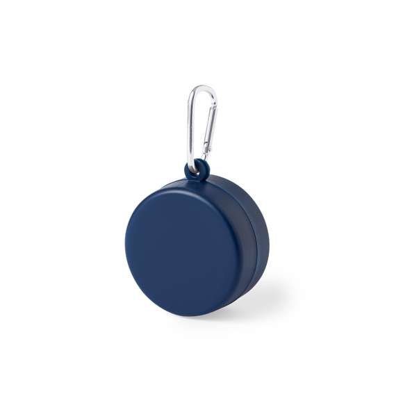 Original vaso plegable con exterior acabado mate para emergencias fabricado en PP reciclado libre de BPA. De 220ml de capacidad, con mosquetón metálico de transporte. Dispone de Certificación Food Grade, garantizando la seguridad cuando los alimentos entran en contacto con el material usado para fabricar el producto. Disponible en variada gamas de colores. Presentado en bolsa individual reciclada.El PP reciclado es un plástico reciclado y altamente reciclable, de gran resistencia y apto para multitud de aplicaciones.