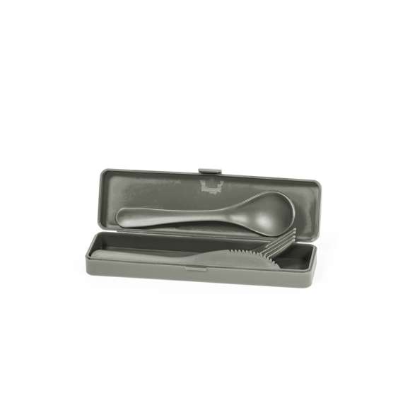 Set de cubiertos fabricados en PP reciclado libre de BPA, con estuche de presentación a juego. Incluye cuchara, tenedor y cuchillo. Dispone de Certificación Food Grade, garantizando la seguridad cuando los alimentos entran en contacto con el material usado para fabricar el producto. Estuche esterior y cubiertos en acabado mate disponibles en variada gamas de colores. Presentados en bolsa individual reciclada.El PP reciclado es un plástico reciclado y altamente reciclable, de gran resistencia y apto para multitud de aplicaciones.