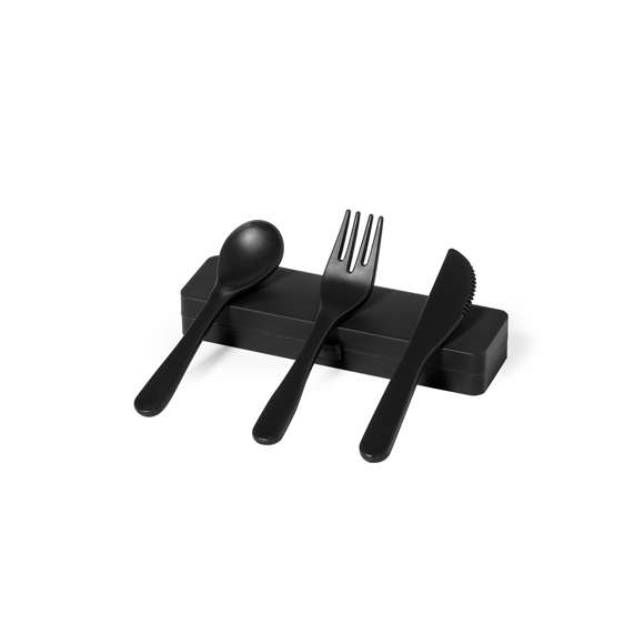 Set de cubiertos fabricados en PP reciclado libre de BPA, con estuche de presentación a juego. Incluye cuchara, tenedor y cuchillo. Dispone de Certificación Food Grade, garantizando la seguridad cuando los alimentos entran en contacto con el material usado para fabricar el producto. Estuche esterior y cubiertos en acabado mate disponibles en variada gamas de colores. Presentados en bolsa individual reciclada.El PP reciclado es un plástico reciclado y altamente reciclable, de gran resistencia y apto para multitud de aplicaciones.
