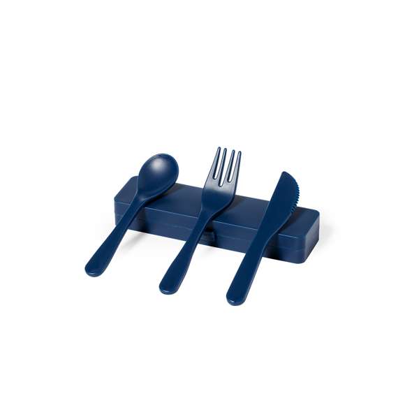 Set de cubiertos fabricados en PP reciclado libre de BPA, con estuche de presentación a juego. Incluye cuchara, tenedor y cuchillo. Dispone de Certificación Food Grade, garantizando la seguridad cuando los alimentos entran en contacto con el material usado para fabricar el producto. Estuche esterior y cubiertos en acabado mate disponibles en variada gamas de colores. Presentados en bolsa individual reciclada.El PP reciclado es un plástico reciclado y altamente reciclable, de gran resistencia y apto para multitud de aplicaciones.