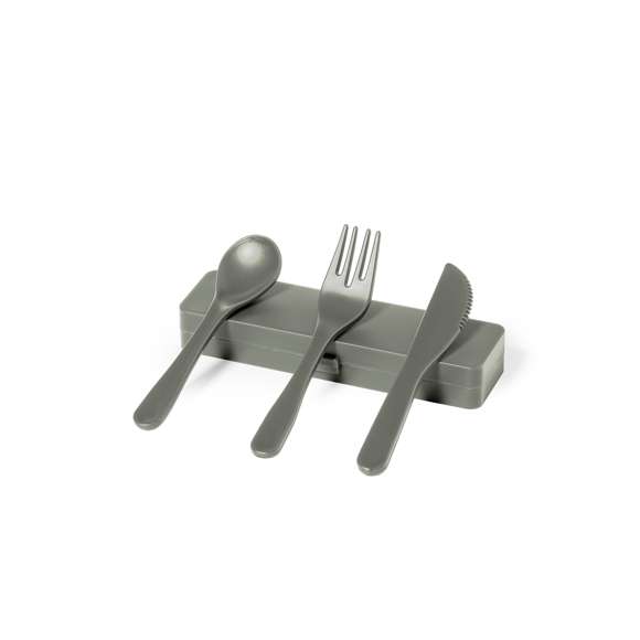 Set de cubiertos fabricados en PP reciclado libre de BPA, con estuche de presentación a juego. Incluye cuchara, tenedor y cuchillo. Dispone de Certificación Food Grade, garantizando la seguridad cuando los alimentos entran en contacto con el material usado para fabricar el producto. Estuche esterior y cubiertos en acabado mate disponibles en variada gamas de colores. Presentados en bolsa individual reciclada.El PP reciclado es un plástico reciclado y altamente reciclable, de gran resistencia y apto para multitud de aplicaciones.