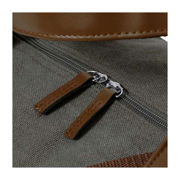 Elegante bolso fabricado en resistente canvas de 475g/m2 gris, con prácticas y resistentes asas en polipiel alrededor del bolso y esquinas reforzadas. Compartimento principal con cierre de cremallera a juego con las asas y cinta para hombro ajustable con mosquetón. Incluye bolsilo exterior de fácil acceso.Presentado en bolsa individual reciclada.