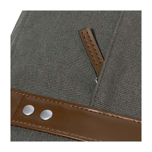 Portadocumentos bandolera de diseño atemporal, fabricado en resistente canvas de 475 g/m2, color gris, con cintas en polipiel y práctica cinta para hombro ajustable. Interior acolchado con compartimento ordenador portátil de hasta 15 pulgadas. Incluye práctico bolsillo en el exterior. Presentado en bolsa individual reciclada.
