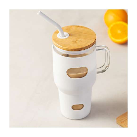 Tarro de gran capacidad (1,1 l) con cuerpo fabricado en resistente cristal, que ofrece una resistencia y durabilidad excepcionales, alargando su vida útil y pudiendo ser reutilizado infinidad de veces. Incluye asa para cómodo transporte y funda protectora en suave silicona. Tapa en bambú a presión, con orificio para pajita, y pajita reutilizable de acero inoxidable, con la punta recubierta en silicona para disfrutar de las bebidas de manera cómoda y segura.Presentado en caja individual de diseño kraft.