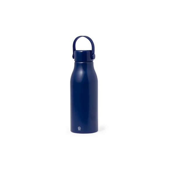 Bidón de 700 ml de capacidad. Fabricado en resistente y sostenible aluminio reciclado. Con tapón a rosca en mate y asa integrada a juego para un sencillo transporte. Cuerpo de acabado satinado. Disponible en variada gama de colores y libre de BPA. Incluye distintivo Aluminio Reciclado. Presentado en caja de diseño kraft y en bolsa individual reciclada.El aluminio reciclado es un material con posibilidades de reciclaje casi infinitas, sin perder sus propiedades originales y consumiendo menos energía en este proceso.