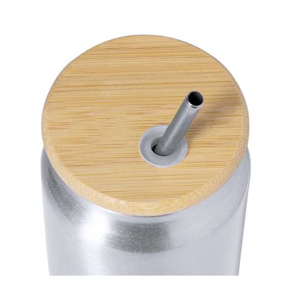Vaso de 430 ml de capacidad. Fabricado en elegante y sostenible aluminio reciclado. Con tapón de bambú a presión con orificio para pajita y pajita reutilizable de acero inoxidable. Con distintivo de Aluminio Reciclado. Presentación individual en una caja de diseño kraft y en una bolsa reciclada.El aluminio reciclado es un material con posibilidades de reciclaje casi infinitas, sin perder sus propiedades originales y consumiendo menos energía en este proceso.Certificación GRS (Global Recycled Standard / Estándar de Reciclaje Global), que garantiza el origen reciclado del material usado para fabricar el producto.