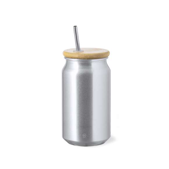 Vaso de 430 ml de capacidad. Fabricado en elegante y sostenible aluminio reciclado. Con tapón de bambú a presión con orificio para pajita y pajita reutilizable de acero inoxidable. Con distintivo de Aluminio Reciclado. Presentación individual en una caja de diseño kraft y en una bolsa reciclada.El aluminio reciclado es un material con posibilidades de reciclaje casi infinitas, sin perder sus propiedades originales y consumiendo menos energía en este proceso.Certificación GRS (Global Recycled Standard / Estándar de Reciclaje Global), que garantiza el origen reciclado del material usado para fabricar el producto.