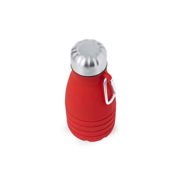 Bidón plegable de 550 ml de capacidad. Fabricado en silicona de alta calidad con tapón de acero inoxidable. Con cuerpo flexible de acabado mate, este bidón puede ser plegado para un cómodo y sencillo almacenamiento. Incluye mosquetón para fácil transporte. Libre de BPA. Es ideal para tener en tu escritorio, mesa o en cualquier superficie donde disfrutar tranquilamente de tu bebida favorita. Medidas plegado: Ø7,1 cm x 16,9 cm de alto. Medidas desplegado Ø7,1 cm hasta 24,8 cm de alto.