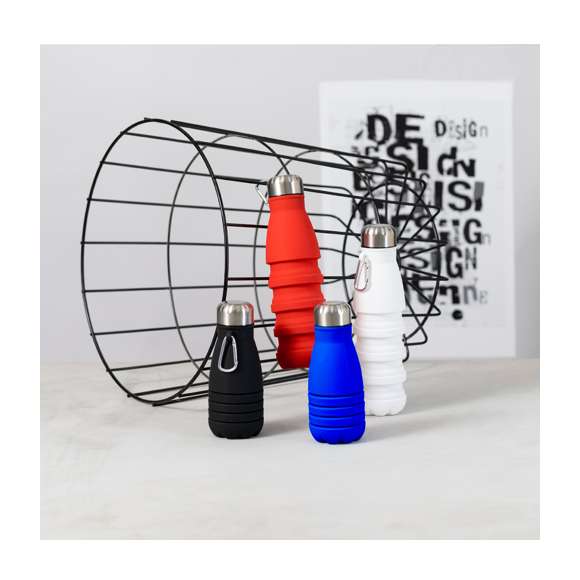 Bidón plegable de 550 ml de capacidad. Fabricado en silicona de alta calidad con tapón de acero inoxidable. Con cuerpo flexible de acabado mate, este bidón puede ser plegado para un cómodo y sencillo almacenamiento. Incluye mosquetón para fácil transporte. Libre de BPA. Es ideal para tener en tu escritorio, mesa o en cualquier superficie donde disfrutar tranquilamente de tu bebida favorita. Medidas plegado: Ø7,1 cm x 16,9 cm de alto. Medidas desplegado Ø7,1 cm hasta 24,8 cm de alto.