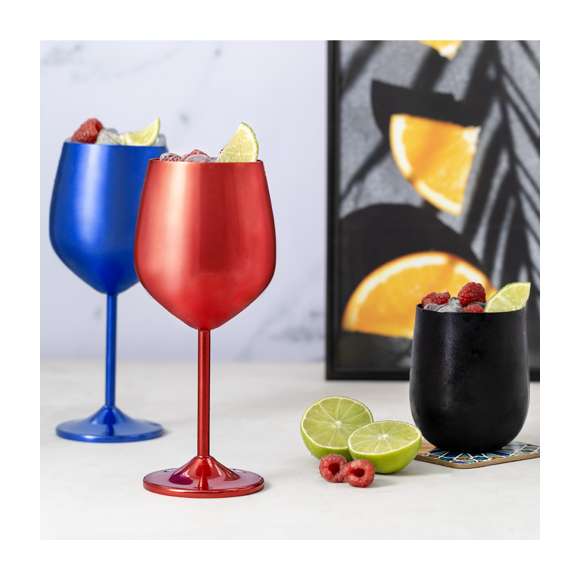 Copa de 540 ml de capacidad fabricada en aluminio y disponible en variada gama de colores metalizados. Presentada en atractiva caja individual de diseño kraft.