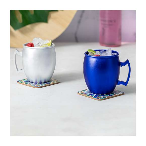 Taza de 540 ml de capacidad fabricada en aluminio. Con innovador diseño de asa y disponible en variada gama de colores metalizados. Presentada en atractiva caja individual de diseño kraft.