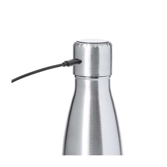 Bidón térmico de acero inox y doble pared de 500 ml de capacidad en acabado mate. Con medidor de temperatura táctil integrado en tapón y batería recargable -incluido cable negro Tipo C-. Con tapón de seguridad libre de BPA y presentado en atractiva caja individual de diseño Kraft y en bolsa reciclada. Disponible manual de instrucciones en español e inglés.