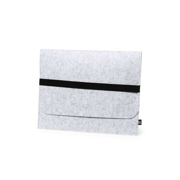 Funda para ordenador portátil en resistente fieltro RPET reciclado. Solapa con cierre de goma elástica y bolsillo frontal, con distintivo RPET en etiqueta exterior. Para portátiles de hasta 15 pulgadas.El fieltro RPET reciclado es fruto de la combinación del proceso de reciclaje de materiales plásticos junto a la técnica milenaria de fabricación del fieltro, dando como resultado un material de eco-tendencia que, además de ser de origen reciclado, también se convierte en reciclable.