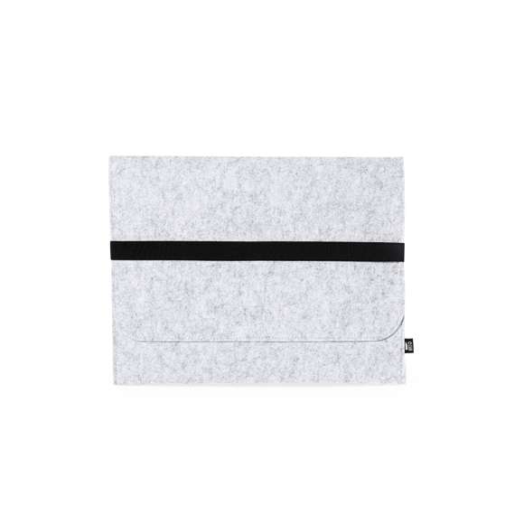 Funda para ordenador portátil en resistente fieltro RPET reciclado. Solapa con cierre de goma elástica y bolsillo frontal, con distintivo RPET en etiqueta exterior. Para portátiles de hasta 15 pulgadas.El fieltro RPET reciclado es fruto de la combinación del proceso de reciclaje de materiales plásticos junto a la técnica milenaria de fabricación del fieltro, dando como resultado un material de eco-tendencia que, además de ser de origen reciclado, también se convierte en reciclable.