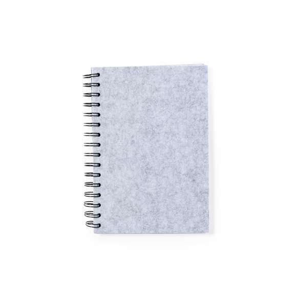 Libreta de anillas con tapas en suave fieltro RPET reciclado. Interior con 100 hojas blancas con disposición a una raya. Incluye distintivo RPET. Presentado en bolsa individual reciclada.El fieltro RPET reciclado es fruto de la combinación del proceso de reciclaje de materiales plásticos junto a la técnica milenaria de fabricación del fieltro, dando como resultado un material de eco-tendencia que, además de ser de origen reciclado, también se convierte en reciclable.