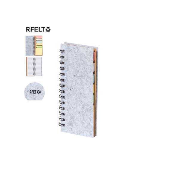 Bloc de notas fabricado en suave fieltro RPET. Con distintivo RPET en portada. Incluye:Bloc de anillas de 30 hojas blancas con disposición a una raya y distintivo reciclado por ambas caras.25 notas adhesivas medianas.125 mininotas adhesivas en varios colores.Presentado en bolsa individual reciclada.