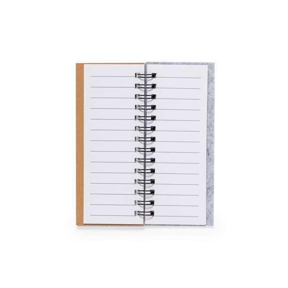 Bloc de notas fabricado en suave fieltro RPET. Con distintivo RPET en portada. Incluye:Bloc de anillas de 30 hojas blancas con disposición a una raya y distintivo reciclado por ambas caras.25 notas adhesivas medianas.125 mininotas adhesivas en varios colores.Presentado en bolsa individual reciclada.