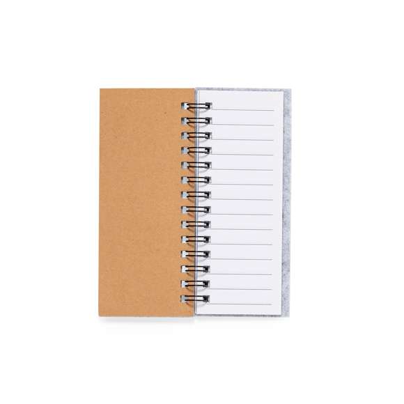Bloc de notas fabricado en suave fieltro RPET. Con distintivo RPET en portada. Incluye:Bloc de anillas de 30 hojas blancas con disposición a una raya y distintivo reciclado por ambas caras.25 notas adhesivas medianas.125 mininotas adhesivas en varios colores.Presentado en bolsa individual reciclada.