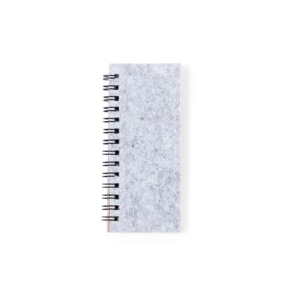 Bloc de notas fabricado en suave fieltro RPET. Con distintivo RPET en portada. Incluye:Bloc de anillas de 30 hojas blancas con disposición a una raya y distintivo reciclado por ambas caras.25 notas adhesivas medianas.125 mininotas adhesivas en varios colores.Presentado en bolsa individual reciclada.